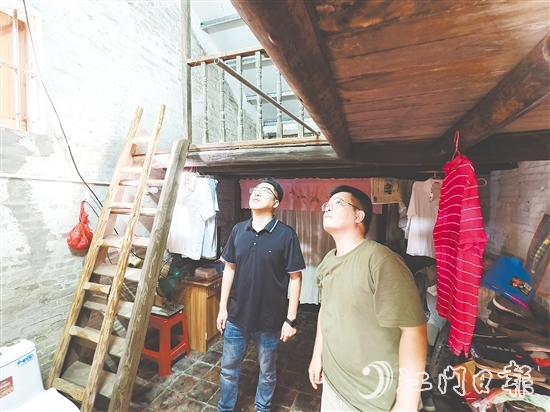 張正毅（左）與村干部一起到村中了解村民危房改造情況。