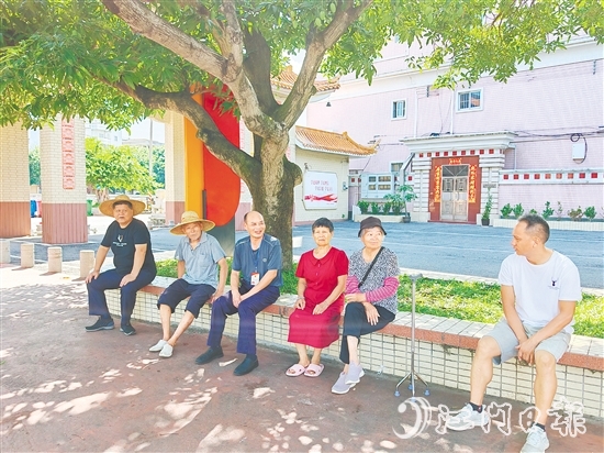 梁榮根（左三）與群眾交流。