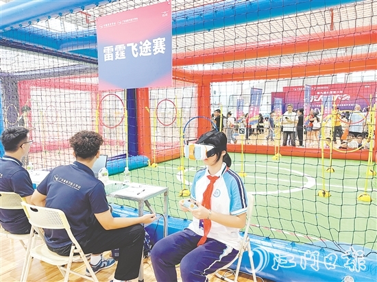 第九屆全國青少年無人機(jī)大賽廣東省賽（江門主站賽）中，相關(guān)項(xiàng)目的選手戴上VR眼鏡，通過“第一視角”操控?zé)o人機(jī)。