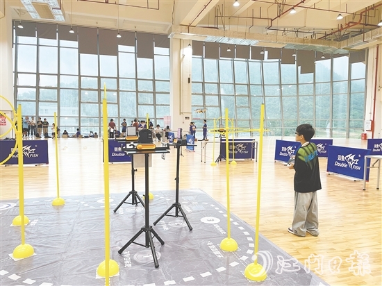 在第九屆全國青少年無人機(jī)大賽廣東省賽（江門主站賽）上，選手在比賽中操控?zé)o人機(jī)。
