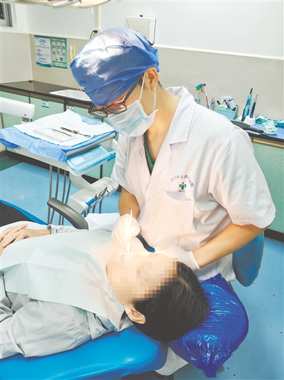 牙周炎發(fā)病比較隱蔽，但病變會深入牙齦深處。