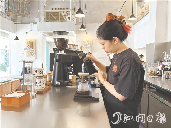 在梁艷芬看來，與其在城市里內卷，不如回到熟悉的地方，把熟悉的事情做到極致，哪怕是一間小小的咖啡店，也能泡出自己的風味，走出自己的路。