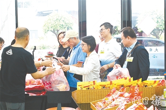 澳門鄉(xiāng)親排隊(duì)買家鄉(xiāng)特色糖果當(dāng)手信。