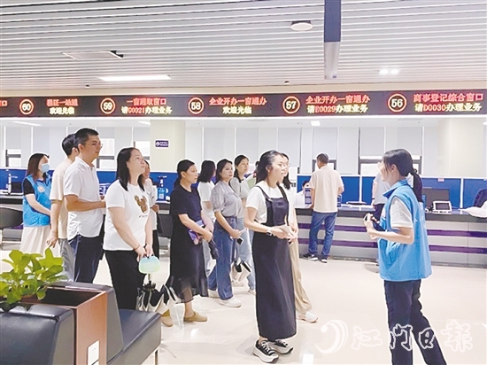 在講解員的引導(dǎo)下，群眾代表開啟了一場(chǎng)沉浸式政務(wù)服務(wù)體驗(yàn)之旅。