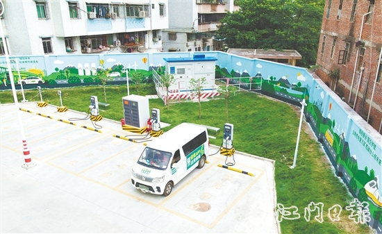 新建的榮匯世家小區(qū)側(cè)充電站設(shè)施方便快捷，環(huán)境干凈整潔。