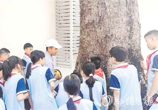 甫草林場(chǎng)的自然教育導(dǎo)師團(tuán)隊(duì)與師生們展開互動(dòng)交流。