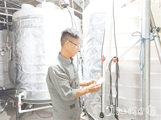 李新在培育工作室檢查發(fā)酵罐。