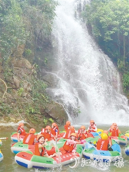 鶴山依托源林生態(tài)樂園、游龍峽等開發(fā)漂流、水上親子拓展、帳篷露營等項目，打造了大灣區(qū)親水游樂目的地。