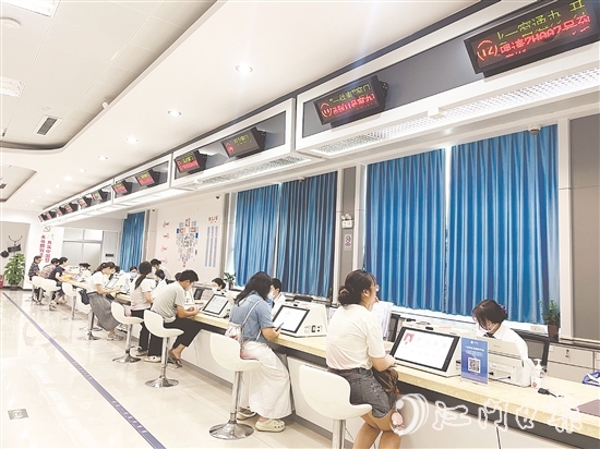 鶴山市推出“水電氣網(wǎng)聯(lián)合報裝一件事”服務(wù)，在受理環(huán)節(jié)，通過線下設(shè)置“一件事”專窗，為群眾提供全流程導(dǎo)辦服務(wù)，徹底告別“多頭跑、重復(fù)跑”。