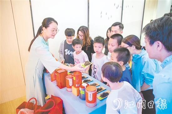 在鶴山市文化館非遺傳習(xí)廳，講師為親子家庭詳細(xì)講解鶴山紅茶的悠久歷史和制作工藝。