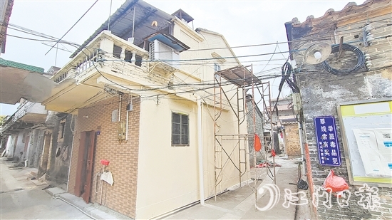 麥老兵居住的房屋煥然一新，外墻更換為暖色調(diào)“衣服”，顯得格外溫馨。