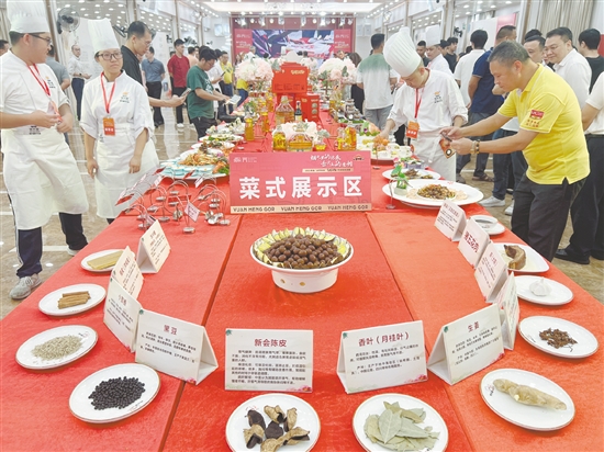 競賽中，民間選手和專業(yè)廚師一同大顯身手，烹飪各式司前溫蛋美食。