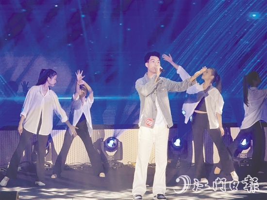 選手們用動(dòng)人的歌聲展現(xiàn)青春風(fēng)采。