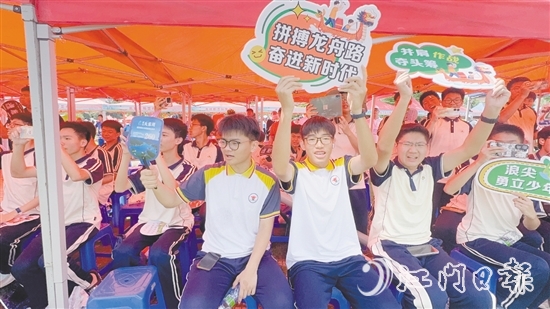 學生為龍舟選手們吶喊加油。