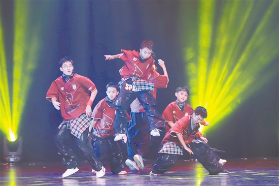 街舞表演十分炫酷。