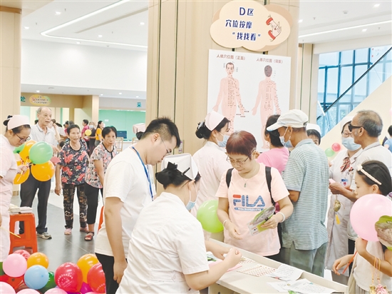 各種健康小游戲吸引眾多居民參與體驗。