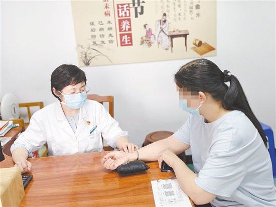 醫(yī)生對患者進(jìn)行檢查。