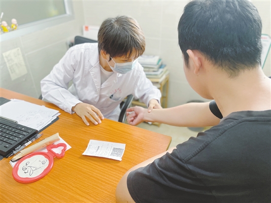 一旦發(fā)現(xiàn)皮膚有問題，應(yīng)盡早就醫(yī)。