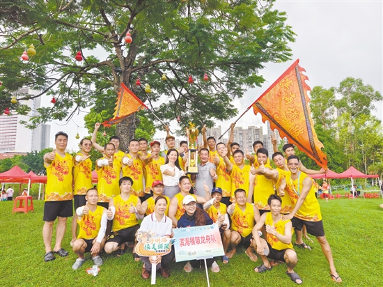 濱海橫陂龍舟隊(duì)奪得鎮(zhèn)街組的冠軍。