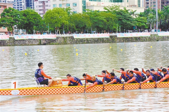 錦江河上，選手們奮勇爭先。