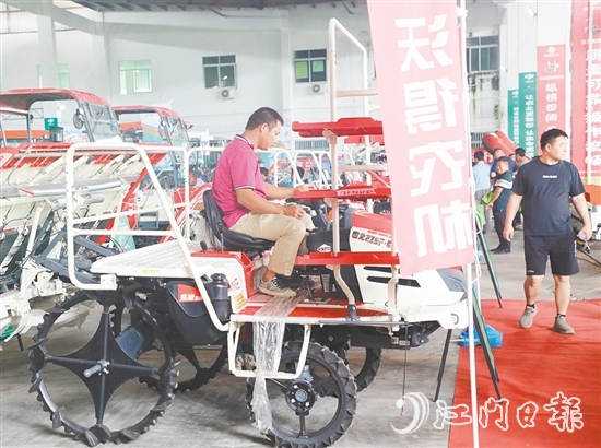 農(nóng)業(yè)合作社代表和種糧大戶“一站式”了解各類農(nóng)機和相關(guān)優(yōu)惠政策，并親身操作農(nóng)機，直觀感受農(nóng)機性能。