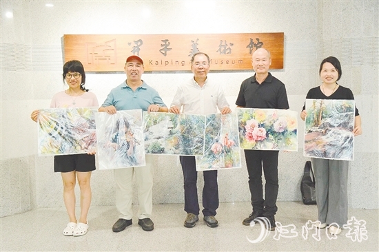 甄練權（中）將水彩作品無償贈予開平市美術館。