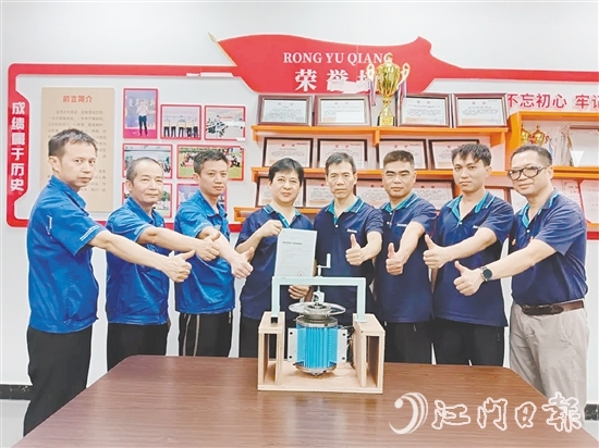 獲得國(guó)家實(shí)用新型專利的一種加捻機(jī)使用電機(jī)的拆卸裝置，由銀都拉瑪?shù)囊痪€員工和技術(shù)骨干等共同完成。