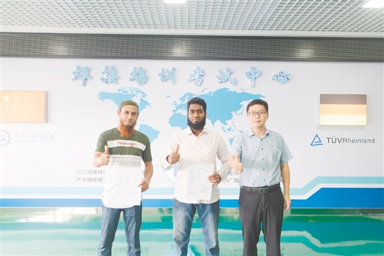 江門市技師學(xué)院為2位孟加拉國籍技工頒發(fā)歐標(biāo)ISO9606國際焊工資格證書。