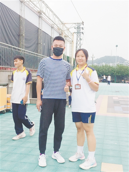 盧穎芝減重前后對比。