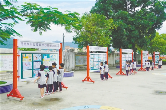 水口鎮(zhèn)沙岡小學通過手抄報比賽、宣傳欄等方式，開展防溺水安全教育活動。