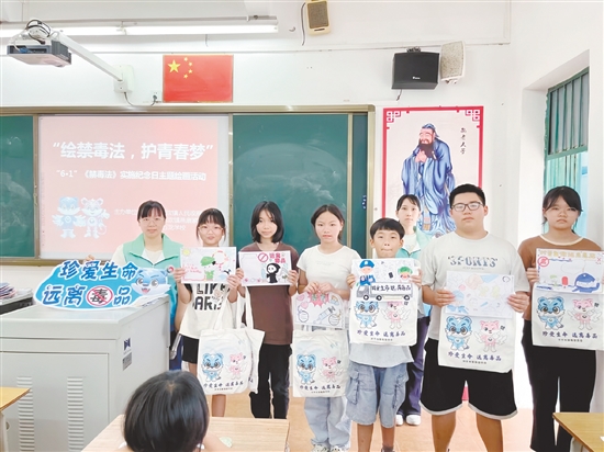 赤坎鎮(zhèn)平安法治辦聯(lián)合明德社工走進赤坎鎮(zhèn)五龍學校，開展“6.1”《中華人民共和國禁毒法》實施紀念日主題繪畫活動。