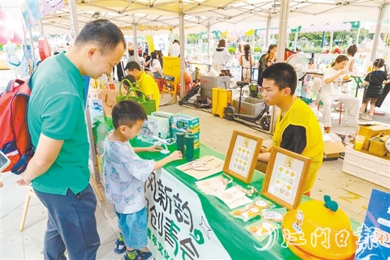 青年文化創(chuàng)意集市大受市民歡迎。