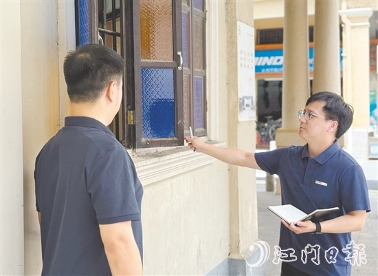 劉嘉鴻（右）積極投入到公司的重點工作僑建筑測繪中。