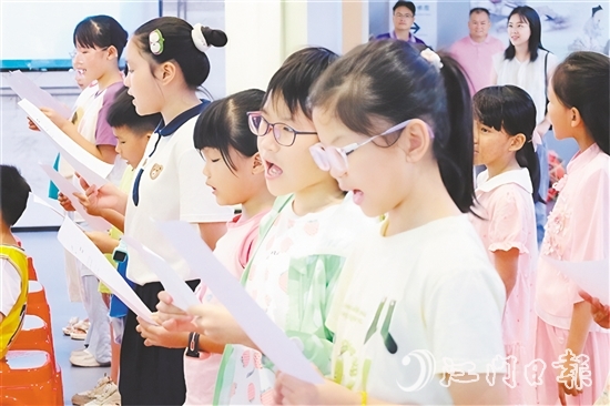 在教師的指導(dǎo)下，小朋友們興致勃勃地學(xué)習(xí)臺(tái)山童謠。