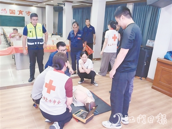 學(xué)員們?cè)谥v師手把手指導(dǎo)下，利用模擬人進(jìn)行心肺復(fù)蘇操作。