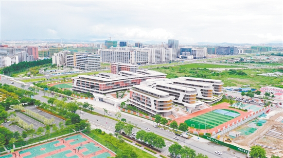 江海區(qū)景賢實驗學(xué)校建筑融入“諾亞方舟”“星空之眼”等元素，科技感十足。