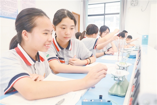 學(xué)生在實驗室進行物理實驗。