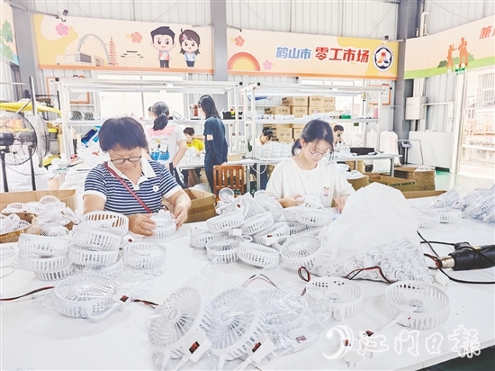 鶴山市“零工市場”以手工作坊為平臺，對接不同類型的制造業(yè)企業(yè)，引入多個種類的手工產(chǎn)品項目。