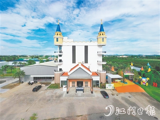 陳大羽公雞藝術(shù)館建筑風(fēng)格獨特，是雙水鎮(zhèn)的文化新地標(biāo)。