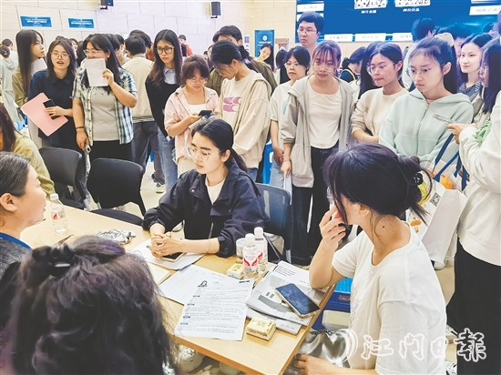 恩平市人社局組織企業(yè)走進(jìn)高校舉辦專場招聘會(huì)。