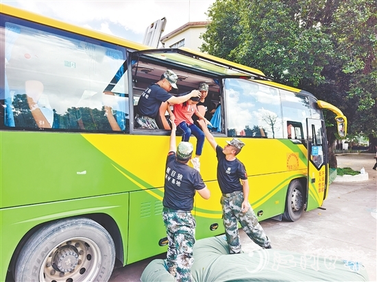 演練中，學(xué)生們在工作人員的幫助下體驗(yàn)逃生方式。