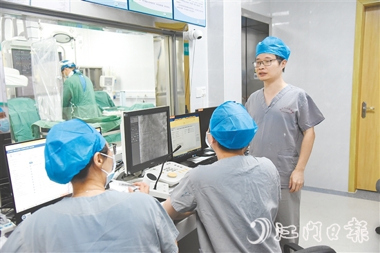張國(guó)愷（右）指導(dǎo)團(tuán)隊(duì)里的年輕醫(yī)生進(jìn)行手術(shù)。