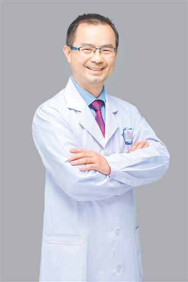 人物檔案：李國泉，皮膚科主任，主任醫(yī)師，從業(yè)31年，黨齡30年。