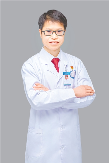 人物檔案：潘月帆，骨科（二區(qū)）主任，從業(yè)20年，黨齡21年。