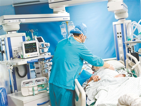 醫(yī)護(hù)人員對(duì)患者進(jìn)行檢查。