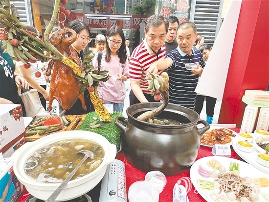 活動(dòng)現(xiàn)場(chǎng)，以“馬岡鵝×廣東荔枝”為核心的創(chuàng)新菜式成為焦點(diǎn)，成功撩動(dòng)無(wú)數(shù)食客的味蕾。