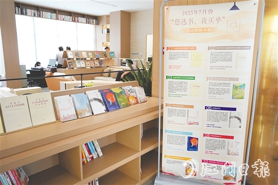 開平市城投集團新時代文明實踐點設(shè)有休閑閱覽區(qū)和共享辦公場所，上架圖書約5000冊。