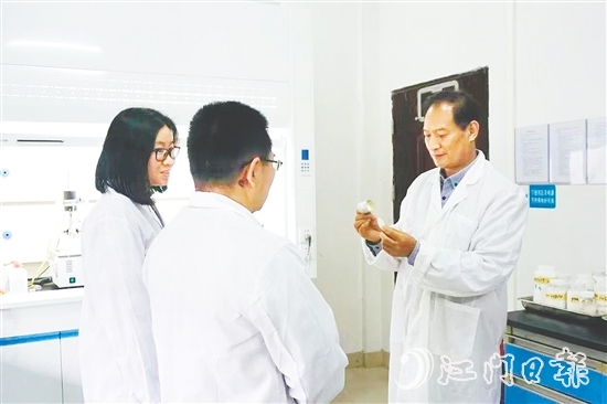 在羅吉爾（右）的帶領(lǐng)下，齊?？萍脊タ擞托阅z替代難題。