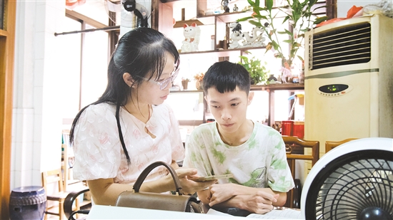 老師輔導(dǎo)盧梓俊填報(bào)志愿。