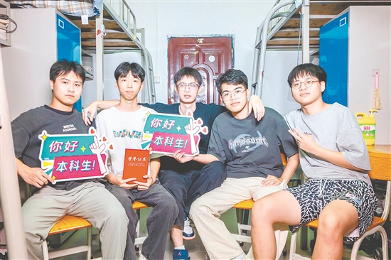 5人在宿舍合影（受訪當(dāng)日其中一人不在學(xué)校）。